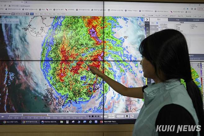 제6호 태풍 카눈이 전국을 수직 관통할 것으로 예보된 10일 오전 경기 수원시 권선구 수도권기상청에서 예보관이 기상 상황을 주시하고 있다.   사진=임형택 기자