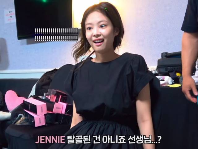 K팝 그룹 블랙핑크의 제니가 카이로프택틱 치료를 받는 모습. [제니 SNS 갈무리]