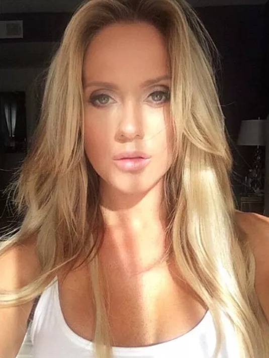 2016년 카이로프랙틱을 잘못 받아 사망한 미국 성인잡지 플레이보이 지 모델 케이티 메이. [피플]