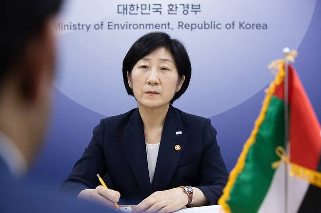 [서울=뉴시스] 조수정 기자 = 한화진 환경부 장관이 지난 6월 13일 오후 서울 서초구 한강홍수통제소에서 한-UAE 수자원 정책·기술 세미나 참가를 위해 방한한 아메드 모하메드 알카비 UAE 에너지인프라부 차관보를 만나 해수담수화 및 그린수소 등 녹색산업 분야에서 국내기업의 UAE 진출 확대와 양국의 협력 방안을 논의하고 있다.  (사진=환경부 제공) 2023.06.13. photo@newsis.com *재판매 및 DB 금지