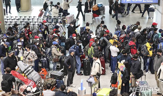 [인천공항=뉴시스]중국 정부가 한동안 중단해온 한국으로의 단체관광을 6년5개월 만에 허용했다. 사진은 지난 2월 외국인 단체 관광객들이 인천국제공항 제1여객터미널 입국장으로 들어오는 모습. 2023.08.10.