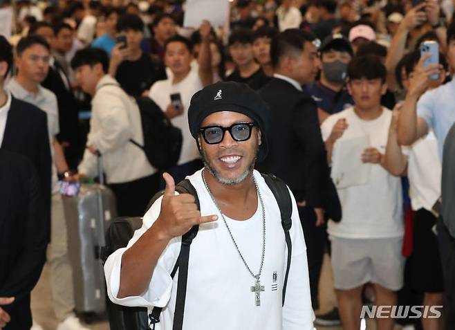 [인천공항=뉴시스] 황준선 기자 = 전 브라질 축구선수 호나우지뉴가 8일 오후 인천국제공항을 통해 입국하고 있다. 이날 방한한 호나우지뉴는 파비오 칸나바로, 마르코 마테라치와 유소년 축구 클리닉, 한국 문화 체험 등 일정을 소화할 예정이다. 2023.08.08. hwang@newsis.com