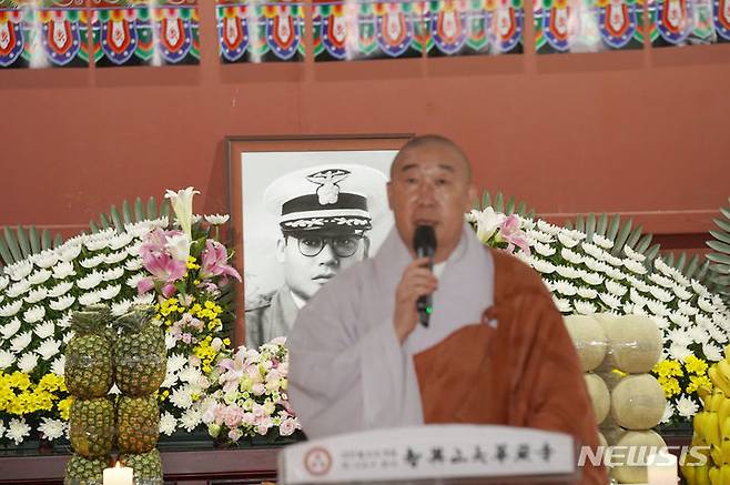 [구례=뉴시스] 송창헌 기자 = 한국전쟁 당시 천년고찰 화엄사를 지켜낸 고(故) 차일혁(1920∼1958) 경무관을 추모하는 행사가 10일 전남 구례군 화엄사 각황전에서 열리고 있다. (사진=차일혁기념사업회 선양회 제공) 2023.08.10 photo@newsis.com *재판매 및 DB 금지