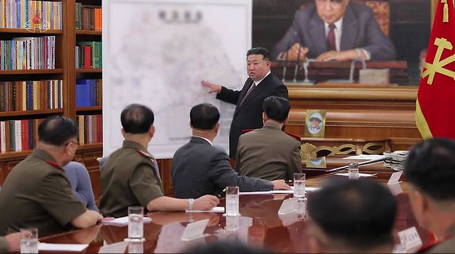 [서울=뉴시스] 북한 조선중앙TV가 김정은 북한 국무위원장이 9일 평양의 당중앙위원회 본부 청사에서 노동당 중앙군사위원회 제8기 제7차확대회의를 주재했다고 10일 보도했다. 김 위원장은 회의에서 "현 조선반도 지역정세를 심도있게 개괄분석하고 군대의 전쟁준비를 공세적으로 더욱 다그치는 것에 대한 강령적 결론을 했다"고 강조했다.  (사진=조선중앙TV 캡쳐) 2023.08.10. photo@newsis.com *재판매 및 DB 금지