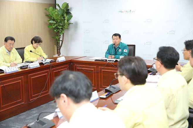 윤석대 수자원공사 사장이 10일 대전본사에서 비상대책회의를 열고 태풍 카눈의 대응태세를 점검하고 있다. 2023. 08. 10 수자원공사  *재판매 및 DB 금지