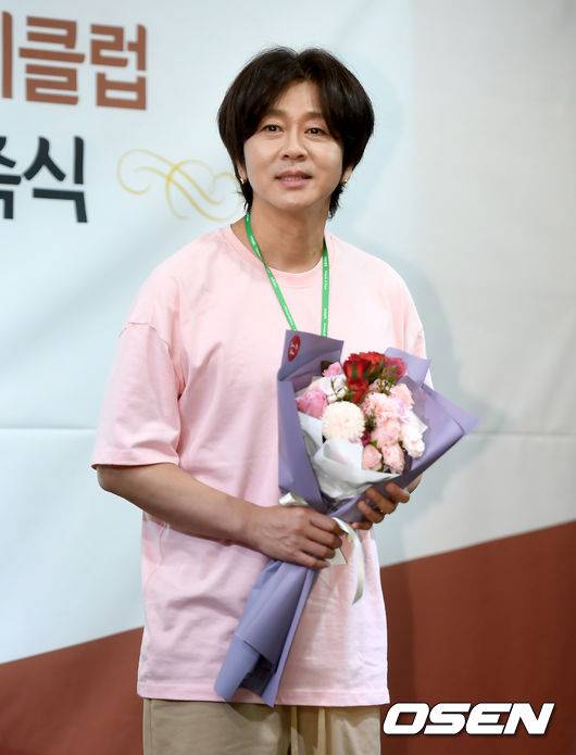 [OSEN=김성락 기자] 2일 오후 서울 강서구 염창동 희망친구 기아대책에서 가수 윤도현 홍보대사 위촉식이 열렸다.가수 윤도현이 꽃다발을 들고 취재진을 향해 포즈를 취하고 있다./ksl0919@osne.co.kr