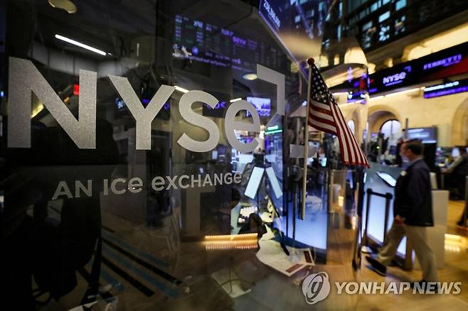 NYSE 입회장내에 보이는 NYSE 로고 [연합뉴스 자료사진]