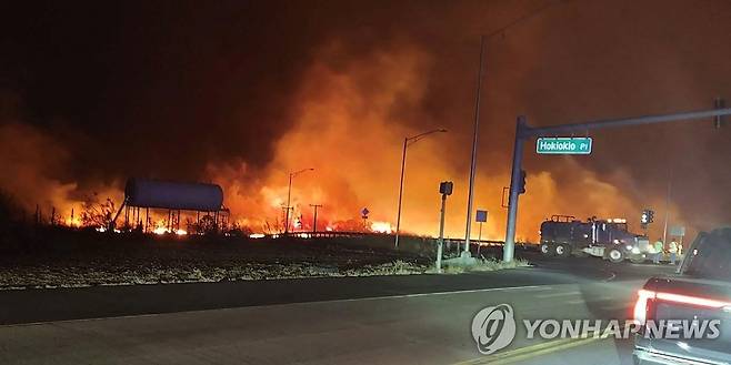 하와이 집어삼킨 화마 (마우이 AFP=연합뉴스) 9일(현지시간) 미국 하와이주 마우이섬에서 발생한 대형 산불로 고속도로 인근 지역에서 화염이 치솟고 있다. 2023.8.19 [Zeke Kalua/마우이 카운티 제공. 재판매 및 DB 금지]