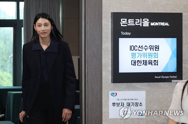 면접장 향하는 김연경 (서울=연합뉴스) 최재구 기자 = 국제올림픽위원회(IOC) 선수위원 한국 후보를 뽑는 1차 관문인 대한체육회 평가위원회 비공개 면접이 10일 서울 송파구 방이동 올림픽파크텔에서 열렸다. 배구 김연경 선수가 면접장으로 향하고 있다. 2023.8.10 jjaeck9@yna.co.kr