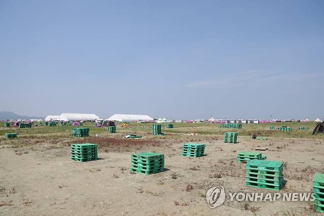 캠핑 팔레트만 남은 잼버리 야영장 [연합뉴스 자료사진]