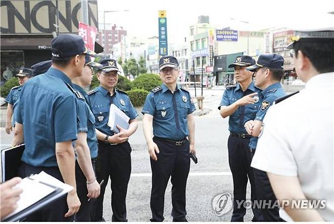 대전경찰청장, 대전 0시 축제 안전관리 현장점검 (대전=연합뉴스) 정용근 대전경찰청장은 9일 오는 11일부터 17일까지 '대전 0시 축제'가 개최하는 대전 중구 중앙로 일원을 찾아 대전경찰청 각 지휘부와 함께 현장을 점검하고 있다. 경찰 관계자는 "행사 기간 중 발생할 우려가 있는 안전, 우발상황에 철저한 대비를 하며 축제의 성공적인 진행을 위해 최선을 다할 계획"이라고 밝혔다. 2023.8.9 swan@yna.co.kr