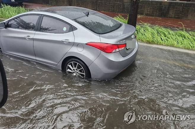 도로 침수에 운전자 고립 (부산=연합뉴스) 제6호 태풍 '카눈'이 남해안에 상륙한 10일 오전 부산 강서구 한 도로가 침수된 가운데 승용차 1대가 고립돼 20대 운전자가 구조됐다. 사진은 침수된 차량 모습. 2023.8.10 [부산소방재난본부 제공. 재판매 및 DB금지] psj19@yna.co.kr