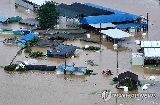 태풍 '카눈' 할퀴고 간 군위 (대구=연합뉴스) 윤관식 기자 = 10일 대구 군위군 효령면 병수리가 태풍 '카눈'으로 하천 제방이 유실돼 물에 잠긴 가운데 소방 구조대가 혹시 모를 실종자를 찾기 위해 수색하고 있다. 2023.8.10 psik@yna.co.kr