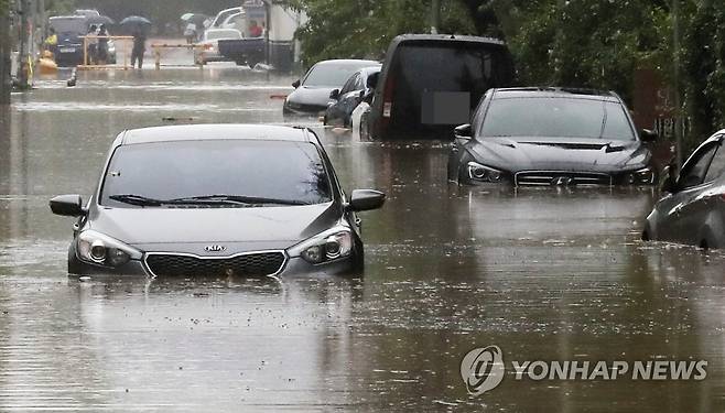 태풍 '카눈'에 물에 잠긴 도로 (창원=연합뉴스) 정종호 기자 = 제6호 태풍 카눈이 북상한 10일 오전 경남 창원시 성산구에 시간당 60㎜가 넘는 폭우가 쏟아지면서 내동 한 도로에 차들이 물에 잠겨 있다. 2023.8.10 jjh23@yna.co.kr