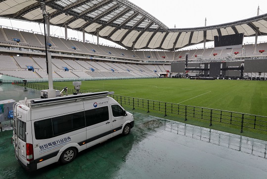 '잼버리 K팝 콘서트'가 열릴 서울 상암월드컵경기장에 수도권기상청 현장기상관측차량이 날씨 분석을 위해 배치돼 있다. [사진=뉴스1]