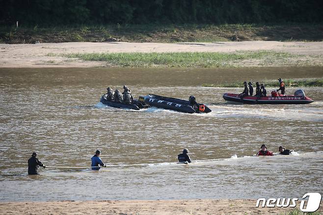 19일 오전 경북 예천군 보문면 미호리 하천에서 실종자를 수색하던 해병대원 1명이 급류에 휩쓸려 실종된 가운데 해병대와 소방 등 구조당국이 예천군 호명면 선몽대 인근을 집중 수색하고 있다. 2023.7.19/뉴스1 ⓒ News1 공정식 기자