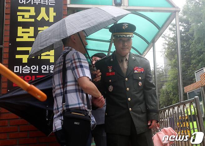 지난달 집중호우 피해 실종자 수색작전 중 순직한 고(故) 채수근 상병 사고 조사결과 보고서를 경찰에 이첩했던 박정훈 전 해병대 수사단장(대령)이 11일 오전 용산구 국방부 소재 국방부 검찰단에 출석해 입장을 밝힌 뒤 국방부 청사를 나서고 있다.2023.8.11/뉴스1 ⓒ News1 이동해 기자