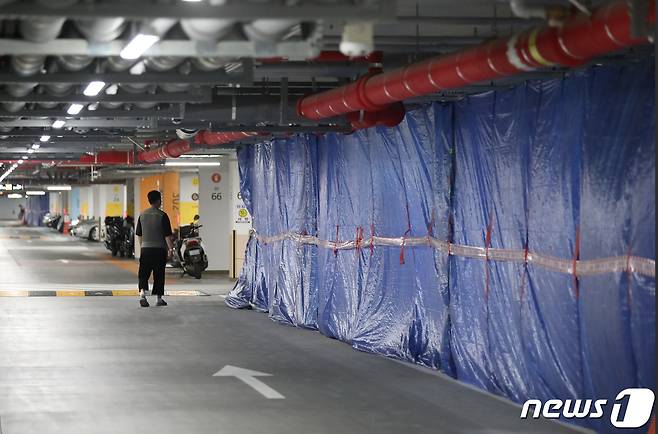 6일 오후 경기 파주시 운정신도시에 위치한 LH 아파트 무량판 철근 누락 보강공사 현장에서 관계자가 현장을 점검하고 있다. 2023.8.6/뉴스1 ⓒ News1 장수영 기자