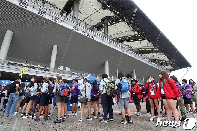 2023 새만금 세계스카우트잼버리 폐영식에 참가하는 각국 스카우트 대원들이 11일 오후 서울 마포구 서울월드컵경기장으로 들어서고 있다. 2023.8.11/뉴스1 ⓒ News1 민경석 기자