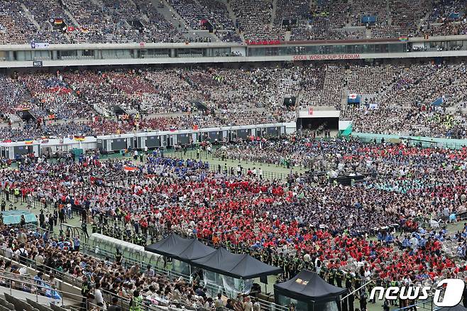 세계스카우트 사무총장 아흐마드 알헨다위가 11일 서울 마포구 서울월드컵경기장에서 열린 폐영식에서 환송사를 말하고 있다