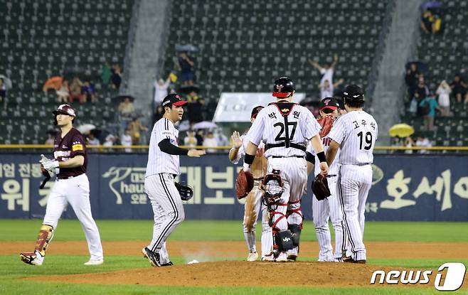 11일 오후 서울 송파구 잠실야구장에서 열린 프로야구 '2023 신한은행 SOL KBO 리그' LG 트윈스와 키움 히어로즈의 경기에서 키움에 5대3 승리를 거둔 LG 선수들이 기쁨을 나누고 있다. 2023.8.11/뉴스1 ⓒ News1 구윤성 기자