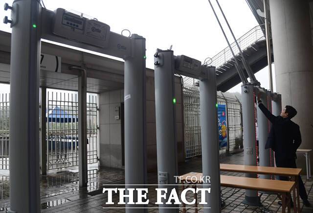경찰 관계자가 입구에 설치된 검문소를 살펴보고 있다.