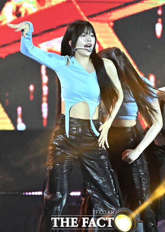 아이브 안유진이 11일 오후 서울 마포구 서울월드컵경기장에서 열린 '2023 새만금 세계스카우트잼버리 K팝 슈퍼 라이브 콘서트'에서 공연을 펼치고 있다. /사진공동취재단