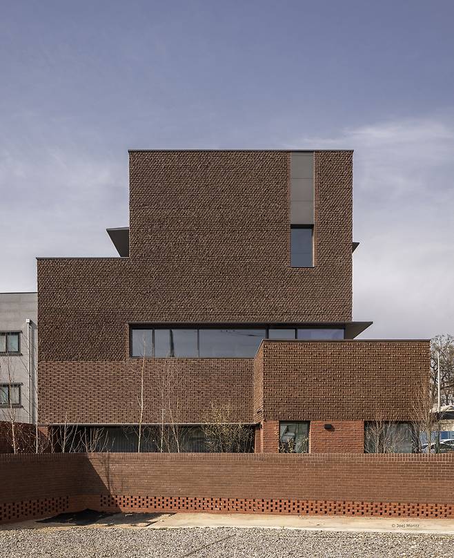 건축가 김영수가 설계한 서울 둔촌동 주택. 하나의 벽돌을 여러 방식으로 쌓아서 일반적인 벽돌집과 다른 질감의 입면을 연출했다. /Joel Moritz