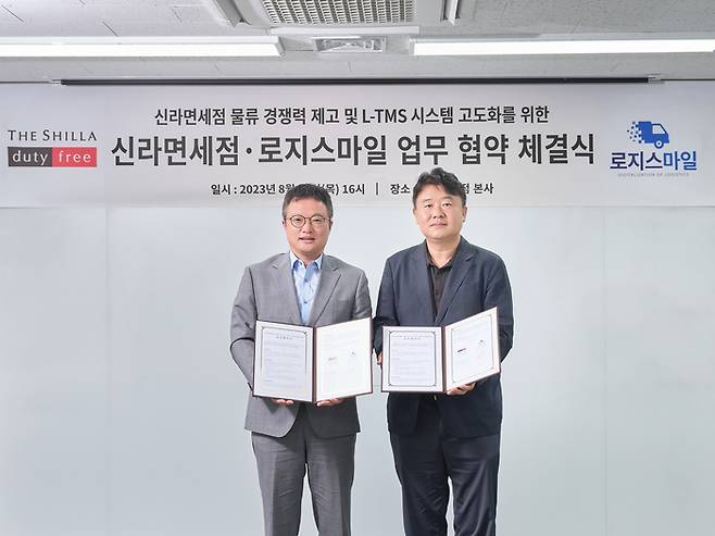 김태호 호텔신라 TR부문장(왼쪽)과 최경준 로지스마일 대표(오른쪽)가 상생협력을 위한 업무 협약을 체결한 후 기념 촬영을 하고 있다.