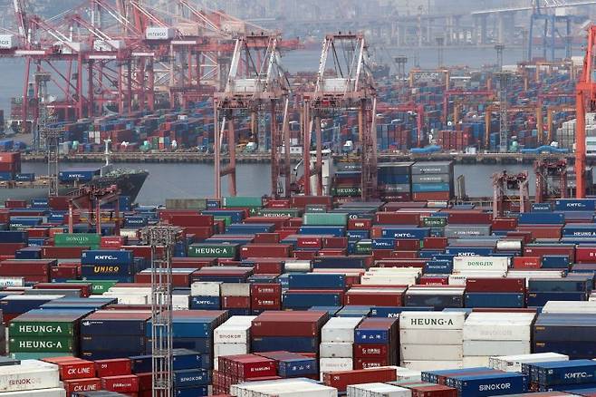 [부산=뉴시스] 하경민 기자 = 부산 남구 신선대(아래) 및 감만(위) 부두 야적장에 컨테이너가 가득 쌓여 있다. 2023.07.02. yulnetphoto@newsis.com /사진=뉴시스