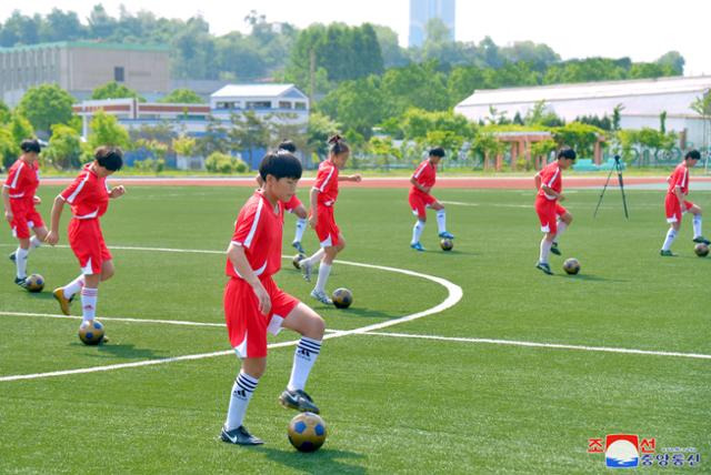 북한 조선중앙통신은 지난 5월 동평양경기장에서 '아시아축구연맹 대중축구의 날' 기념행사가 진행됐다고 보도했다. 조선중앙통신 연합뉴스