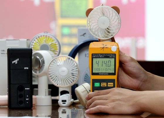 11일 오전 서울 종로구 환경보건시민센터에서 열린 '생활 속 전자파 발생 및 노출실태 조사발표 기자회견'에서 연구원이 휴대용 손선풍기의 전자파를 측정하고 있다. 뉴스1