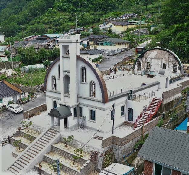 ▲ 영월 상동공소가 최근 ‘지붕 없는 성전 기도의 벽’으로 복원됐다. 공소는 화재 흔적을 남긴 야외 성전 형태로 되살려졌고, 최양업·이영섭 신부 성체 일부도 안치됐다.