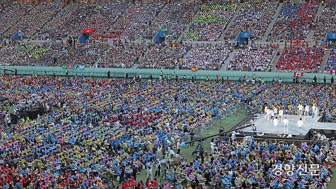 2023 세계스카우트잼버리대회 폐영식이 열린 11일 서울월드컵경기장에서 각국 대원들이 K팝 슈퍼 라이브 콘서트를 보고 있다. 문화체육관광부 제공