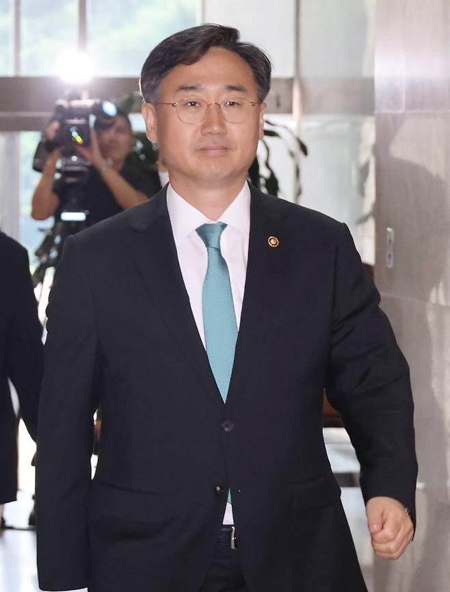 여당에 보고하러 온 신 차관 신범철 국방부 차관이 11일 고 채수근 상병 사건과 관련된 보고를 하기 위해 서울 여의도 국회 본청에 있는 김기현 국민의힘 당 대표실로 이동하고 있다. 연합뉴스