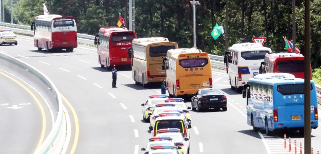2023 새만금 세계스카우트 잼버리 대원들을 태운 버스가 8일 전북 부안군 잼버리 야영장을 떠나고 있다. 연합뉴스