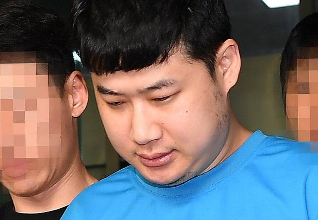 4명의 사상자를 낸 '신림동 흉기난동 사건' 피의자 조선이 지난달 28일 서울 관악경찰서에서 서울중앙지검으로 송치되고 있다. 공동취재사진