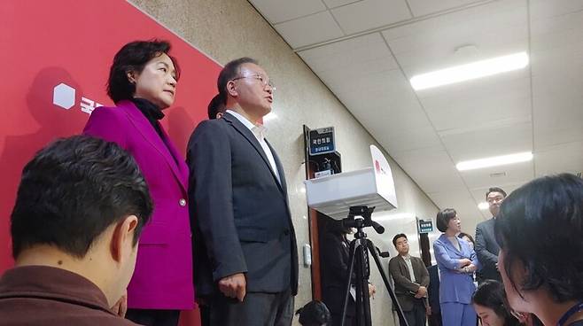 ▲윤재옥 국민의힘 원내대표가 11일 오전 국회 본관 원내대표실 앞에서 연 원내대책회의 후 백브리핑에서 이동관 방통위원장 후보자의 결격사유 문제제기에 대한 질문에 답변하고 있다. 사진=조현호 기자
