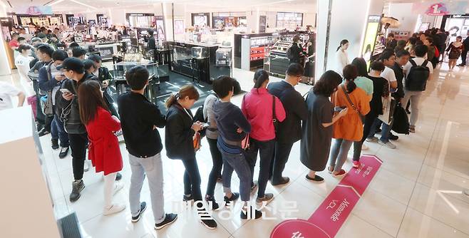 신세계 면세점에 중국인 관광객들이 화장품구입을 위해 줄을 서 있는 모습 [이승환 기자]