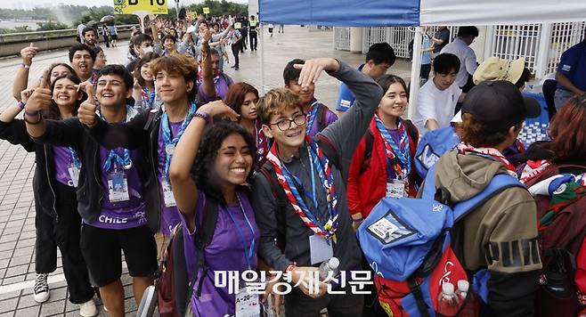 잼버리 마지막 일정 잼버리 퇴영식을 앞두고 11일 서울 마포구 상암동 서울월드컵 경기장에서 각국 대표단 대원들이  입장하고있다. 2023.8.11 [김호영기자]
