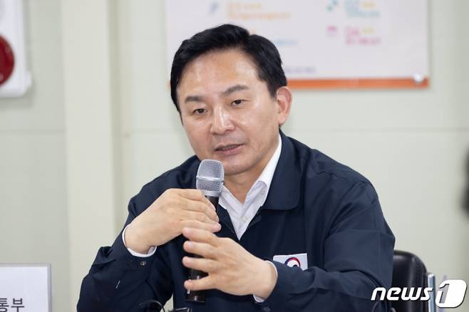 원희룡 국토교통부 장관이 지난 9일 경기 화성시 한국토지주택공사(LH) 임대주택 현장에서 열린 '공공감리제도 개선을 위한 간담회'에서 무량판 구조 적용 아파트 단지 10개가  누락된 일을 언급하며 "전체 현황에 대해 파악조차 안 돼 있는 LH, 이러고도 존립할 근거가 있느냐"고 비판했다. /사진=뉴스1