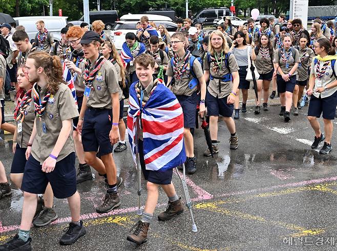 2023 새만금 세계스카우트잼버리 폐영식과 K팝 슈퍼라이브 콘서트가 열린 11일 서울 마포구 서울월드컵경기장으로 대원들이 이동하고 있다. [사진공동취재단]