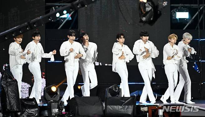 [서울=뉴시스] 사진공동취재단 = 11일 오후 서울 마포구 서울월드컵경기장에서 열린 ‘2023 새만금 세계스카우트잼버리 K팝 슈퍼 라이브 콘서트’에서 그룹 제로베이스원이 공연을 펼치고 있다. 2023.08.11. photo@newsis.com
