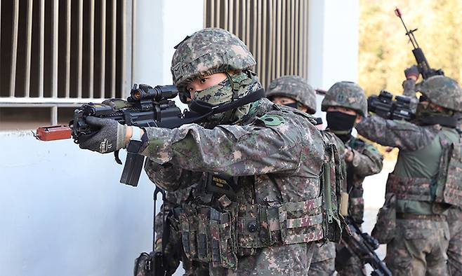 육군2신속대응사단 장병들이 도시지역작전 훈련장에서 훈련을 펼치고 있다. 세계일보 자료사진