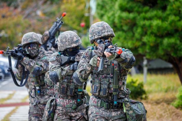 육군 제53보병사단 장병들이 소부대 전술훈련을 하고 있다. 세계일보 자료사진