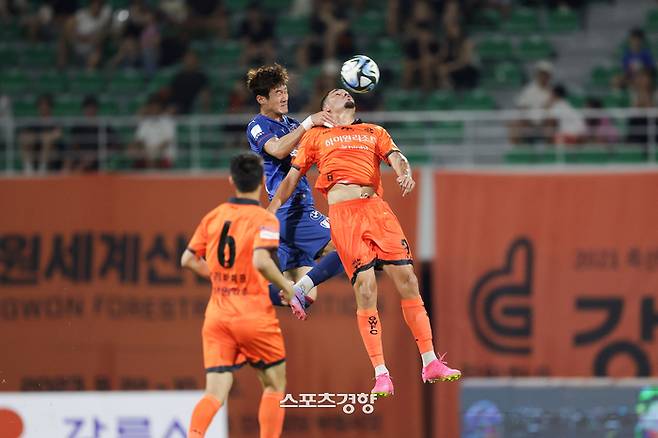 강원FC와 수원 삼성의 맞대결에서 수원 김주원(왼쪽)과 강원 야고의 경합 장면. 프로축구연맹 제공