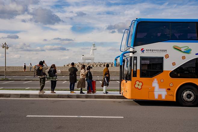 이호목마등대 정거장에 선 제주시티투어버스. 사진제공|제주도관광협회