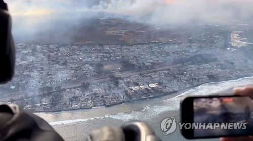 하늘에서 본 잿더미가 된 하와이 마우이섬 해변 마을 [리처드 올스텐(Richard Olsten)/AFP=연합뉴스. 재판매 및 DB 금지]