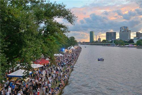 지난해 열린 프랑크푸르트 마인강변에서 열린 박물관강변축제 장면 [출처:축제 사이트(museumsuferfest.de).DB 및 재판매 금지]