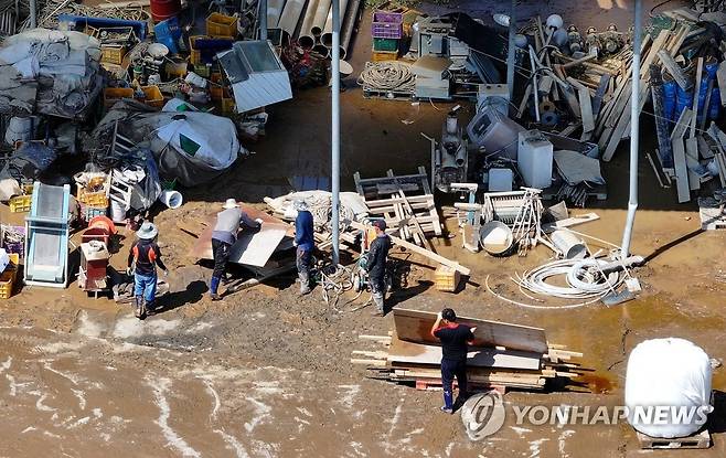 태풍 피해 복구 나선 주민들 (대구=연합뉴스) 윤관식 기자 = 11일 대구 군위군 효령면 병수리에서 태풍 '카눈'의 영향으로 피해를 본 주민들이 복구작업을 하고 있다. 2023.8.11 psik@yna.co.kr